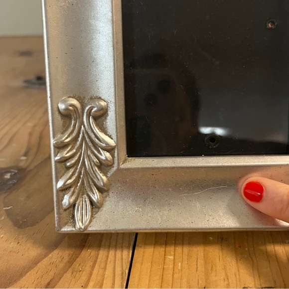 Pair 🍐 of Picture Frames - Picture 7 of 14